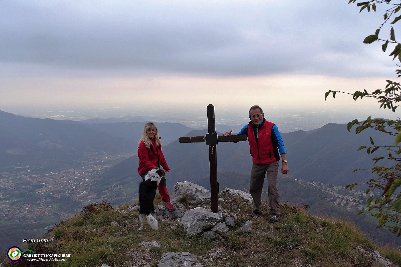 64 Alla croce lignea panoramica sull'altopiano e la valle .JPG